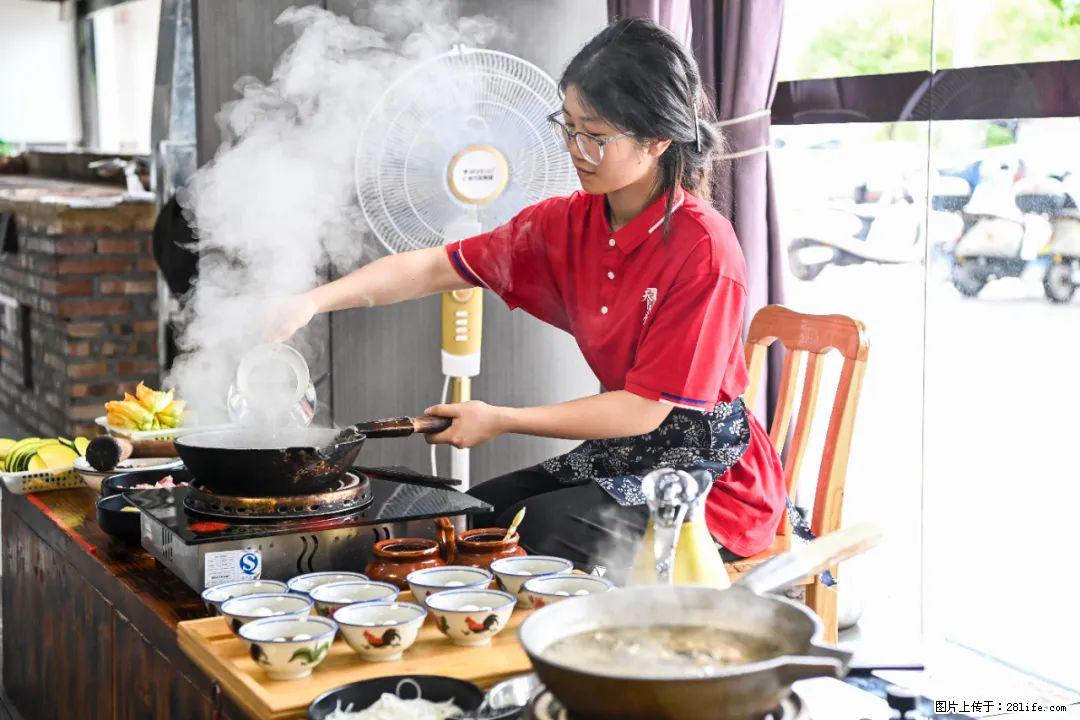 全网追的“扁担女孩”，找了一份暑假工，时薪12元 - 保定生活资讯 - 保定28生活网 bd.28life.com